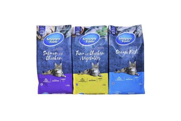 Fish-flavored dry cat food with real dried fish toppings – Snappy Tom Mix supports digestion and brain health